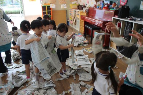 10月27日 新聞紙遊び（少）