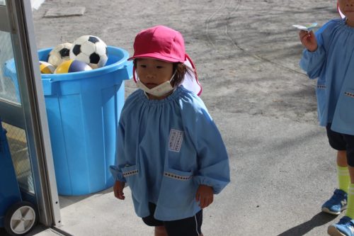 11月14日 外遊び 紙飛行機