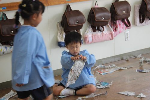 5月30日 新聞紙遊び（中）